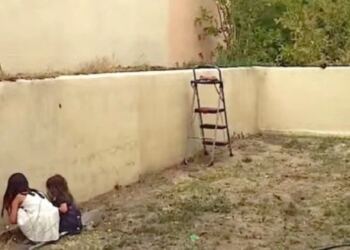 Μητέρα άφησε τις Κόρες της στον Άντρα της και έφυγε Ταξίδι. Όταν επέστρεψε τρελάθηκε με αυτό που είδε στην Αυλή!(Βίντεο)