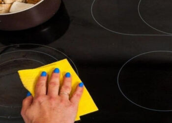 Έβαλε σαπούνι και λεμόνι στην κεραμική εστία και απαλλάχτηκε από ένα πρόβλημα που ταλαιπωρεί όλους μας