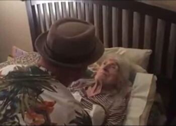 Η 98χρονη γιαγιά είναι στο κρεβάτι της και ο εγγονός της την πλησιάζει – Αυτό που κάνει θα «τσακίσει» την καρδιά σας