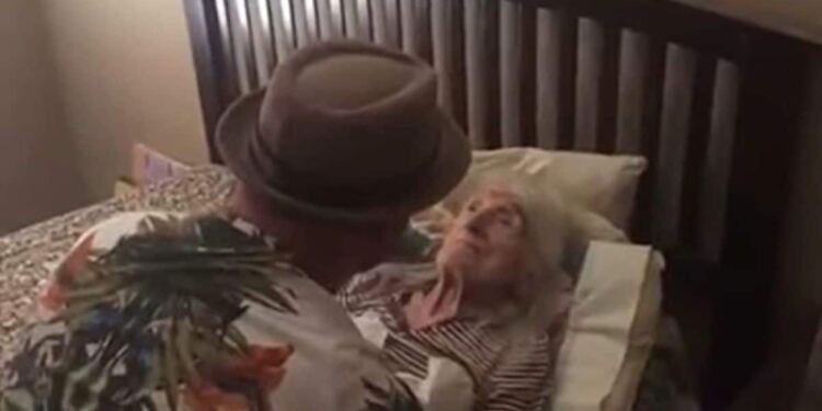 Η 98χρονη γιαγιά είναι στο κρεβάτι της και ο εγγονός της την πλησιάζει – Αυτό που κάνει θα «τσακίσει» την καρδιά σας