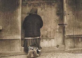 Στις δώδεκα τα μεσάνυχτα χτύπησαν την πόρτα. Ήταν μια γριούλα και ζητούσε…