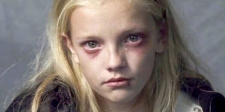 Ο πατέρας αυτού του κοριτσιού την έσυρε με το ζόρι στο σπίτι και η μαμά της την έβαλε για μπάνιο – Ο λόγος είναι αδιανόητος