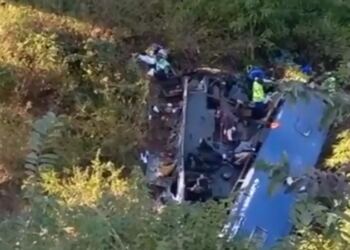 34 νεκροί σε πτώση λεωφορείου από γέφυρα