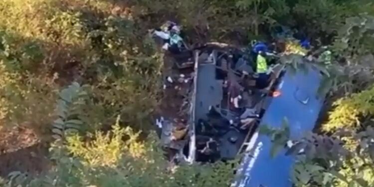 34 νεκροί σε πτώση λεωφορείου από γέφυρα