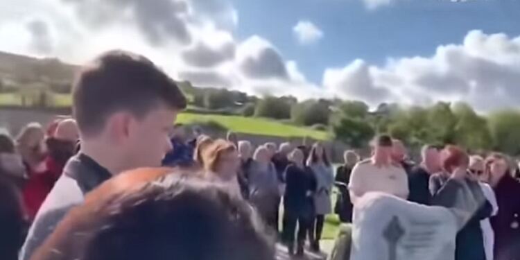 «Βγάλτε με έξω, είναι σκοτεινά εδώ»: Άνδρας φώναζε από τον τάφο στην κηδεία του!