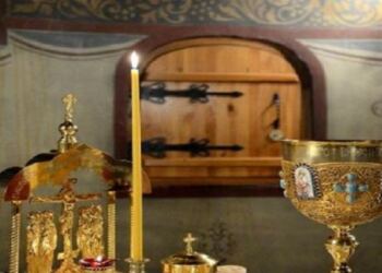 Τι σημαίνει η φράση: Τας θύρας τας θύρας εν σοφία πρόσχωμεν ;