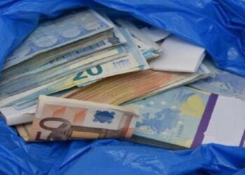 Ένας πάππους βρήκε 95.000 που η γυναίκα του έκρυβε για χρονιά!