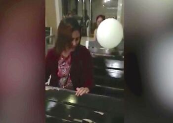 30χρονη μητέρα έκλαιγε με λυγμούς στη κηδεία του γιου της – Όταν παρατηρήσετε το μπαλόνι…θα ανατριχιάσετε