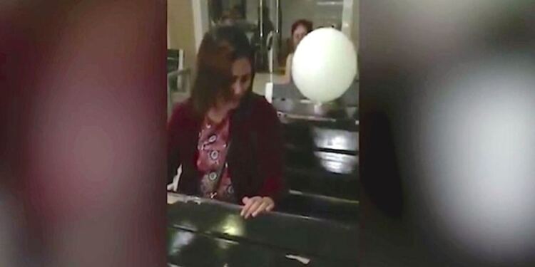 30χρονη μητέρα έκλαιγε με λυγμούς στη κηδεία του γιου της – Όταν παρατηρήσετε το μπαλόνι…θα ανατριχιάσετε