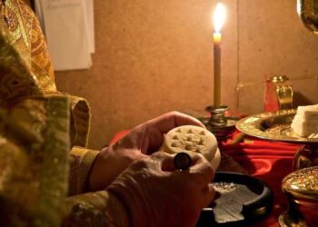 Τί εννοούμε όταν λέμε “μνημόνευση ονομάτων στην Θ. Λατρεία” και ποιοι μνημονεύονται;