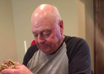 Παππούς ετοίμασε δείπνο για τα εγγόνια του – Μόλις όμως έφτασε η ώρα συνέβη κάτι που θα σας συγκινήσει