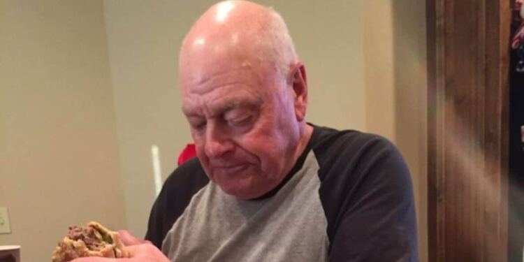 Παππούς ετοίμασε δείπνο για τα εγγόνια του – Μόλις όμως έφτασε η ώρα συνέβη κάτι που θα σας συγκινήσει