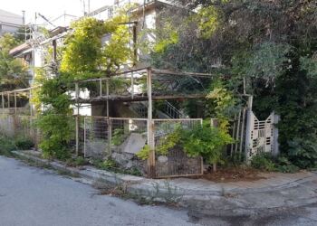 Άφησε το νεογέννητο μωρό μέσα σε ένα εγκαταλελειμμένο σπίτι και έφυγε μακρυά – 10 χρόνια μετά, το μετάνιωσε πικρά