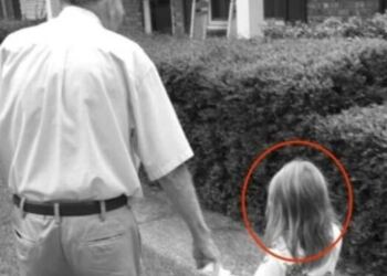 Είδε την κόρη της με έναν άγνωστο παππού και πήρε κατευθείαν την κάμερα…Η φωτογραφία θα σας σοκάρει!