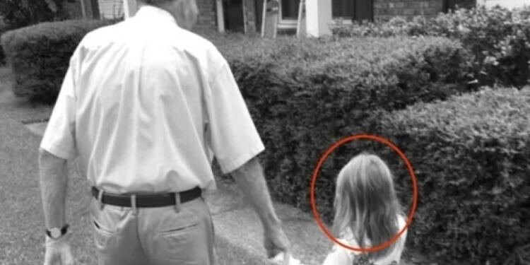 Είδε την κόρη της με έναν άγνωστο παππού και πήρε κατευθείαν την κάμερα…Η φωτογραφία θα σας σοκάρει!