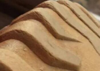 Νευρίασε με τον άντρα της και τον αποκάλεσε Τεμπέλη. Μόλις όμως πρόσεξε τα παπούτσια του, ξέσπασε σε δάκρυα