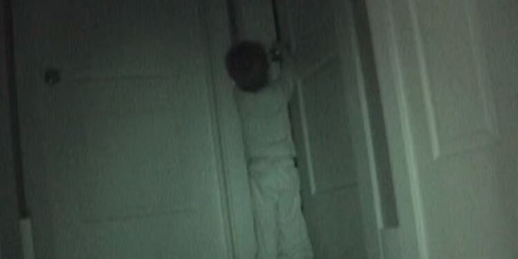 8χρονη παραπονιόταν ότι εξαφανίζονταν πράγματα από το δωμάτιό της – Οι γονείς έβαλαν κρυφή κάμερα και έπαθαν σοκ με αυτό που είδαν (Video)