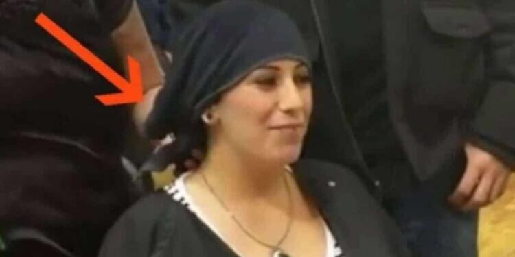 Έγκυος πάει στο κομμωτήριο για να βάψει τα μαλλιά της – Όμως όταν η κομμώτρια της βγάζει την πετσέτα…