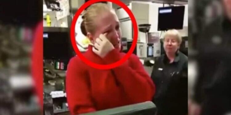 Μια γιαγιά ρώτησε κάτι μια ανύπαντρη εργαζόμενη μητέρα και εκείνη έβαλε τα κλάματα – Αυτό που την ρώτησε ήταν…