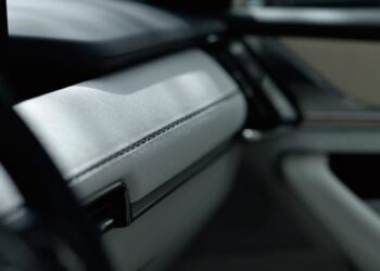 Άστεγο αγόρι πλησιάζει ένα αυτοκίνητο για να ζητιανέψει μόλις όμως κοίταξε πιο προσεκτικά την θέση του οδηγού, πάγωσε!