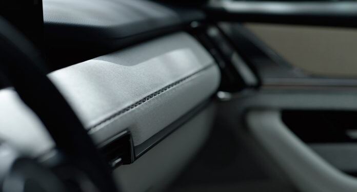 Άστεγο αγόρι πλησιάζει ένα αυτοκίνητο για να ζητιανέψει μόλις όμως κοίταξε πιο προσεκτικά την θέση του οδηγού, πάγωσε!