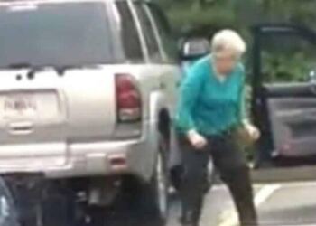 Η γιαγιά δεν ήξερε ότι της είχαν βάλει κρυφή κάμερα! Μόλις δείτε τι κάνει όταν βγαίνει από το αμάξι, θα πάθετε σοκ!