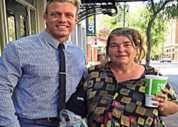 Κάθε Τρίτη τρώει μεσημεριανό με αυτή την άστεγη. Ώσπου συνειδητοποίησε πώς ξοδεύει τα λεφτά της