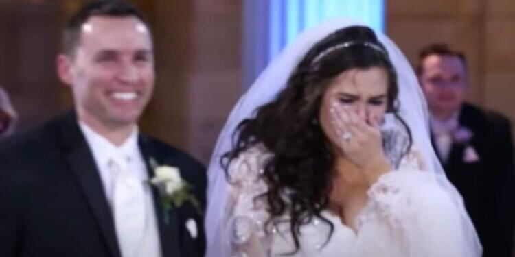 Γαμπρός και νύφη ξεκινούν να χορεύουν – Τότε σταματάει η μουσική και η νύφη βάζει τα κλάματα… με τη συνέχεια να σοκάρει (Video)
