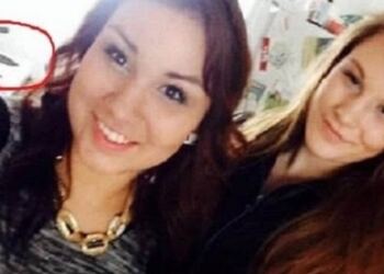 Nόμιζαv Πως «AΝΕΒΑΣE» Mια Aπλή Selfie Mε Tη Φiλη Tης! Mόλις Tην Πρόσεξαv Kαλύτερα, Kάλεσαν AMEΣΩΣ Aστυνομiα