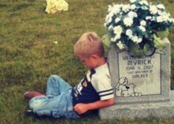 Αυτό το 9χρονο παιδάκι πάει στον τάφο του δίδυμου αδερφού – Η τραγική ειρωνία που κρύβεται από πίσω θα σας συγκινήσει