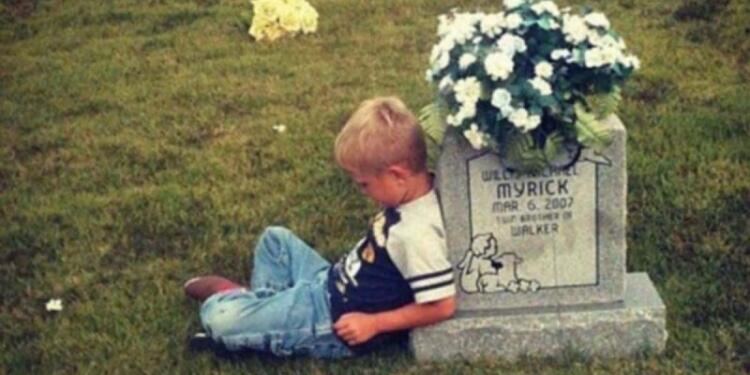 Αυτό το 9χρονο παιδάκι πάει στον τάφο του δίδυμου αδερφού – Η τραγική ειρωνία που κρύβεται από πίσω θα σας συγκινήσει