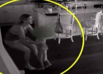 Νταντά άκουσε θόρυβο στην κουζίνα – Κρυφή κάμερα στο σπίτι αποκάλυψε την εφιαλτική αλήθεια (Video)