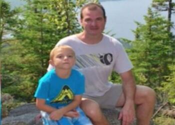 Μητέρα νομίζει ότι τραβάει την τέλεια φωτογραφία – Η θανάσιμη απειλή που κρύβεται στο βλέμμα του πατέρα και αγνοεί ο γιος του! (Video)