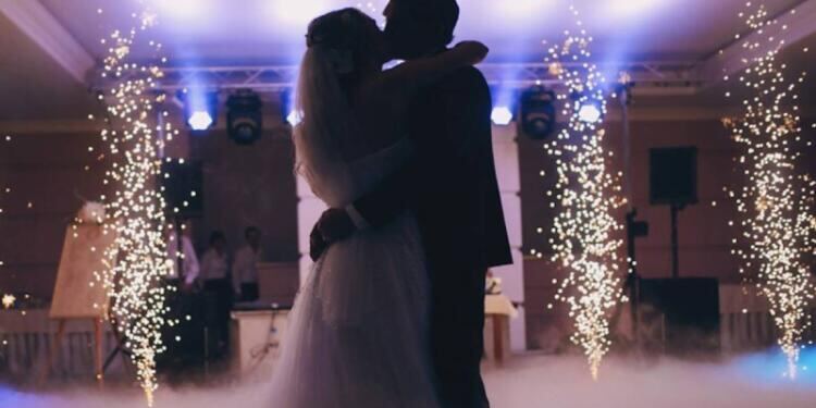 Η νύφη και ο γαμπρός ξεκίνησαν για το γαμήλιο χορό – Αυτό που συνέβη «πάγωσε» όλους τους καλεσμένους