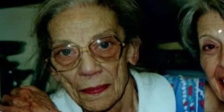 Λίγο πριν πεθάνει αυτή η γιαγιά ψιθύρισε «βρείτε τον κρυμμένο θησαυρό» – Δεν φαντάζεστε τι βρήκαν…