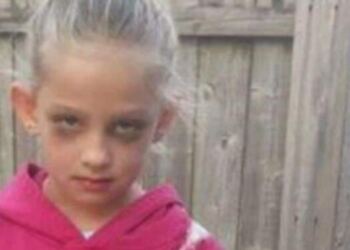 Η φωτογραφία του μικρού κοριτσιού κάνει τον γύρο του διαδικτύου…Όταν την δείτε ολόκληρη θα παγώσετε!