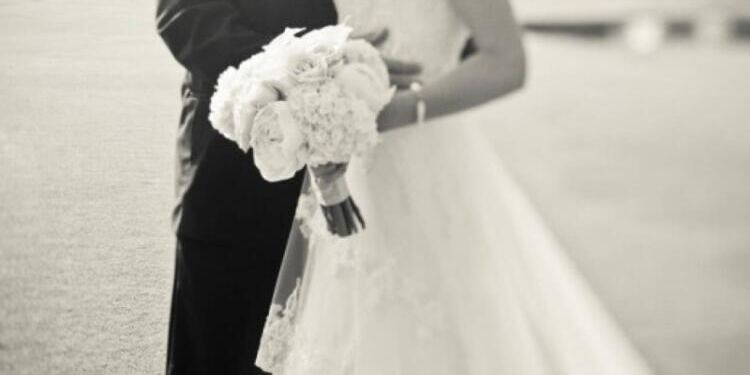 Παντρεύτηκαν και ζούσαν ένα όνειρο – Τρεις μήνες μετά η 24χρονη νύφη ανακάλυψε κάτι σοκαριστικό για τον 68χρονο γαμπρό