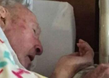 Λίγο πριν πεθάνει ο 95χρονος παππούς της τράβηξε αυτή την φωτογραφία – Μόλις δείτε τι κρατάει στα χέρια του θα δακρύσετε (Video)