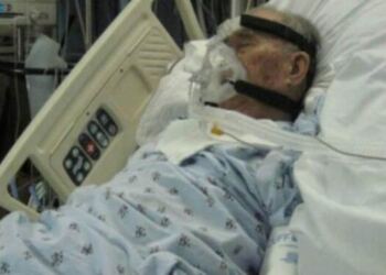 Στεκόταν δίπλα στον παππού και λίγο πριν πεθάνει άνοιξε η πόρτα – Πάγωσε όταν είδε ποιος είναι