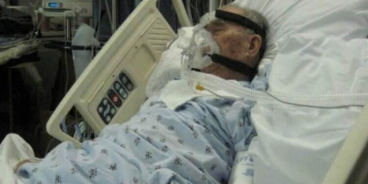 Στεκόταν δίπλα στον παππού και λίγο πριν πεθάνει άνοιξε η πόρτα – Πάγωσε όταν είδε ποιος είναι