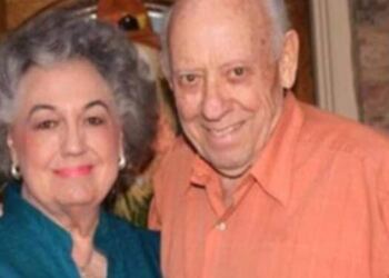 Αυτός ο παππούς επισκέπτεται τον τάφο της γυναίκας του κάθε μέρα…Δεν φαντάζεστε όμως τι κάνει εκεί!