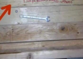 Πριν από μερικούς μήνες πέθανε ο πατέρας του! Παθαίνει σοκ με αυτό που βρίσκει κάτω από το γραφείο του!