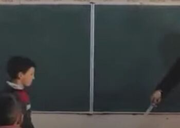 Eκλαψε όλo το πανελλήνιο με την ΙΣΤΟΡΙΑ αυτού του μαθητή . Τελικά ο Δάσκαλος ανακάλυψε τι συμβαίνει