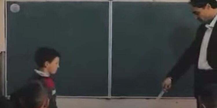 Eκλαψε όλo το πανελλήνιο με την ΙΣΤΟΡΙΑ αυτού του μαθητή . Τελικά ο Δάσκαλος ανακάλυψε τι συμβαίνει