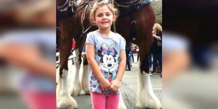 Ένας μπαμπάς φωτογραφίζει την κορούλα του – Μόλις έκανε Zoom Out έμεινε άφωνος!