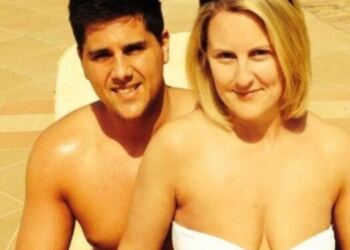 Αφού πέθανε ο άνδρας της είδε αυτή την φωτογραφία από το γάμο τους – Παρατήρησε αυτή τη λεπτομέρεια…