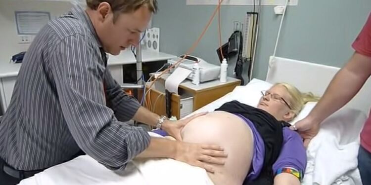 Γιατρός πιέζει την κοιλιά της εγκύου και της κάνει μαλάξεις για 2 λεπτά – Αυτό που συμβαίνει στη συνέχεια θα σας σοκάρει (Video)