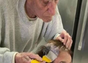 92χρονος παππούς βάφει τα μαλλιά της γυναίκας του – Ο λόγος θα σας συγκινήσει