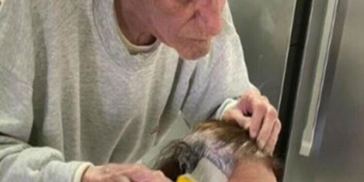 92χρονος παππούς βάφει τα μαλλιά της γυναίκας του – Ο λόγος θα σας συγκινήσει