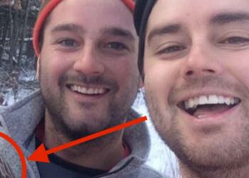 Δύο αδέλφια έβγαλαν μια selfie. Μόλις την δείτε ολόκληρη θα παγώσετε!